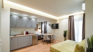 Un apartamento moderno con cocina, comedor y sala de estar.