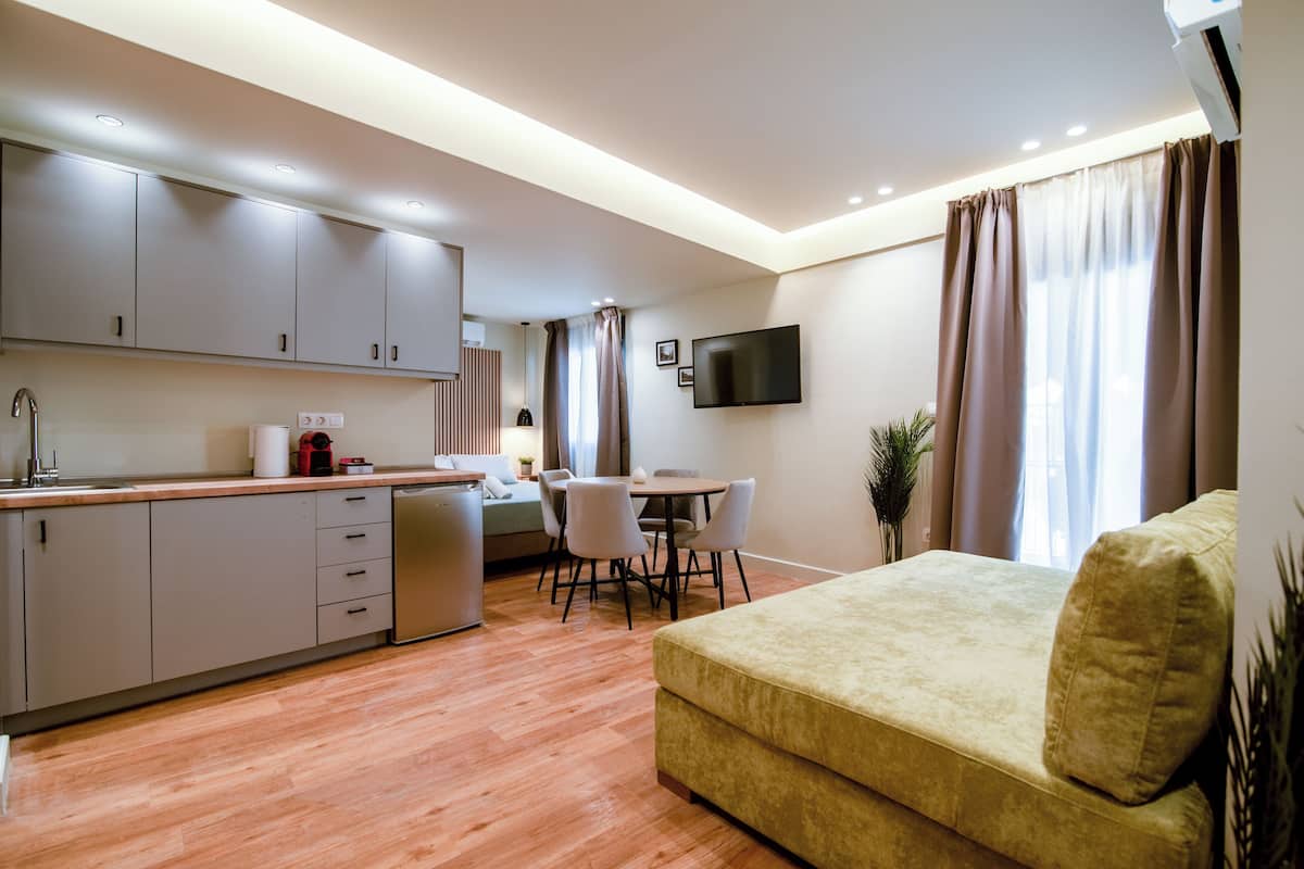 Penthouse Premium | Selimut bulu angsa, meja kerja, dan ruang kerja ramah laptop