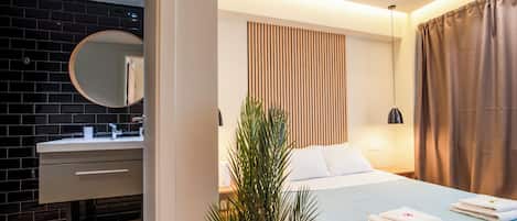 Superior Quadruple Room | Desk, laptop workspace, blackout drapes, soundproofing