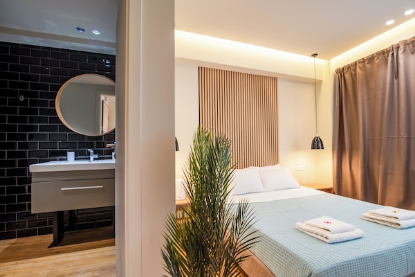 Escritorio, espacio para trabajar con laptop y cortinas blackout