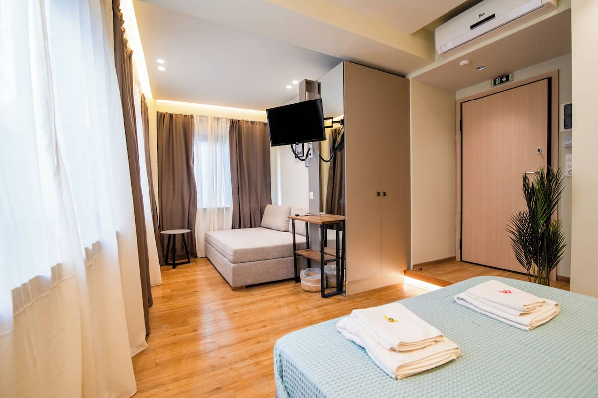 Kamar Quadruple Superior | Selimut bulu angsa, meja kerja, dan ruang kerja ramah laptop