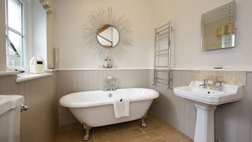 Hare Cottage | Bathroom | Bathtub, free toiletries, hair dryer, slippers