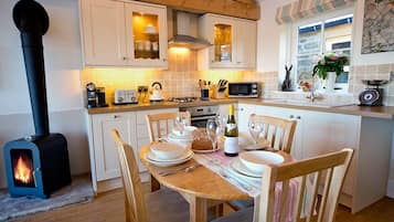 Hare Cottage | Private kitchen | Full-sized fridge, microwave, oven, stovetop