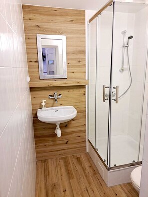 Habitación doble (02) | Baño | Ducha y toallas
