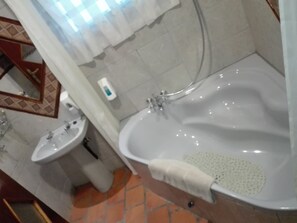Kamar Double | Kamar mandi | Bathtub dan shower terpisah, bathtub besar,  dan pancuran hujan