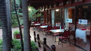 Phục vụ bữa sáng, bữa trưa, bữa tối, món địa phương và quốc tế