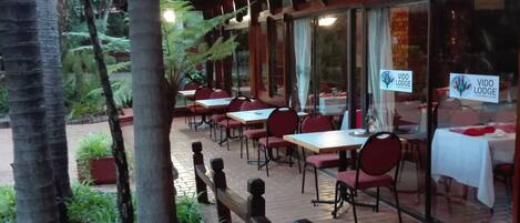 Serveert ontbijt, lunch, diner, lokale en internationale gerechten