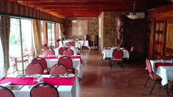 Breakfast, lunch, dinner served; local and international cuisine