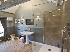 Casa de campo | Banheiro | Banheira e chuveiro separados, produtos de toalete grátis