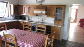 Maison, 5 chambres (Sleeps up to 32) | Restauration dans la chambre
