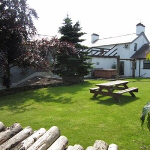 5 bedrooms, iron/ironing board, free WiFi, bed sheets