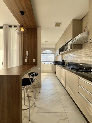 Deluxe Apartment | Private kitchen | Full-sized fridge, microwave, oven, blender -  Gontijo Apart Hotel (Itajuba)