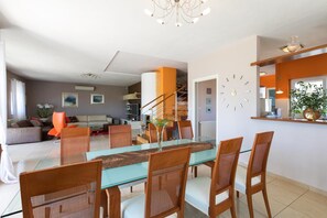 Fridge, oven, stovetop, electric kettle