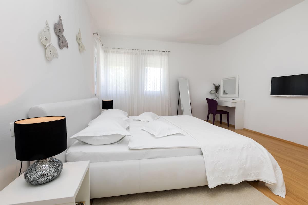 Soundproofing, free cots/infant beds, free WiFi, bed sheets