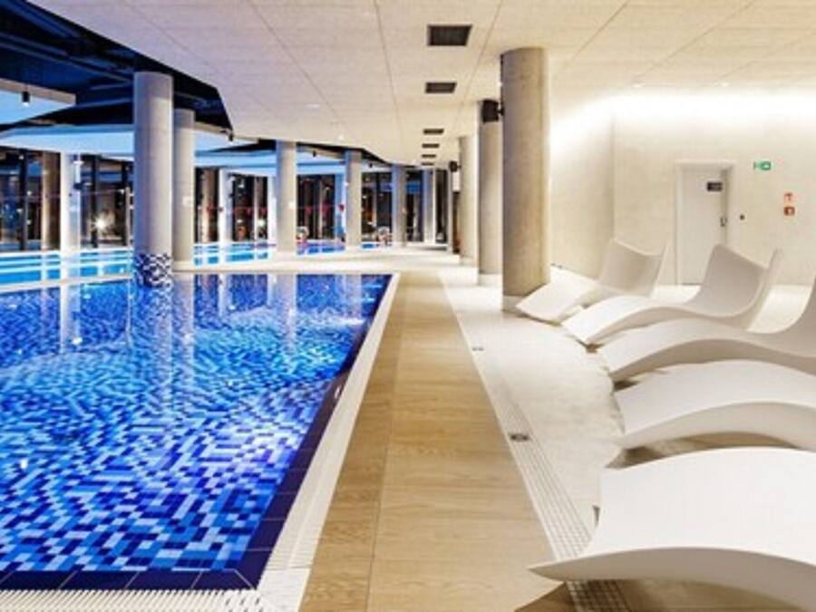 Piscine couverte, accès possible de 10 h 00 à 22 h 00, chaises longues