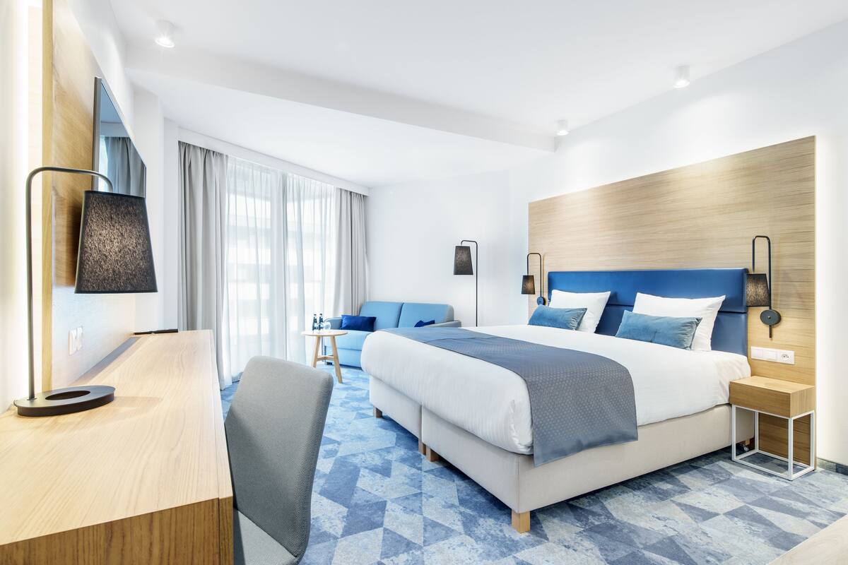 Phòng đôi Deluxe | Bàn, màn/rèm cản sáng, phòng cách âm, bàn ủi/dụng cụ ủi quần áo