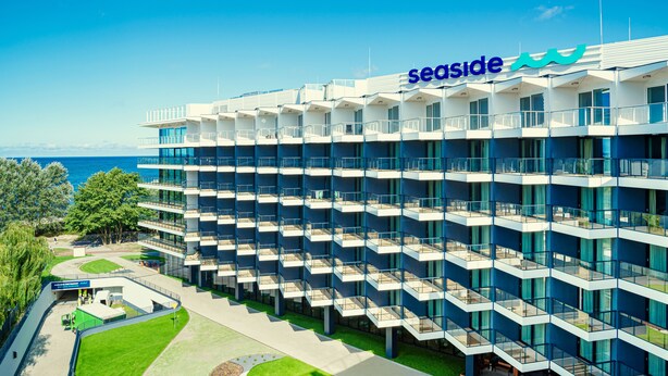 A modern hotel with multiple balconies and a view of the sea. - Seaside Park Hotel (Kolobrzeg)
