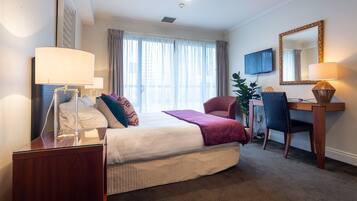 Private Unserviced Studio | Blackout curtains, soundproofing, iron/ironing board, travel cot