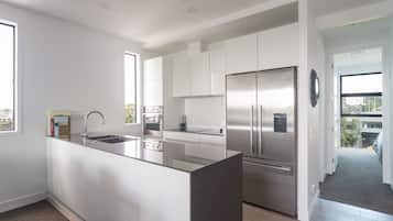 Apartment, 3 Bedrooms (private unserviced) | Private kitchen