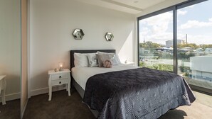 Unclassified image, 3 of 17, button - Toodle's Panoramic Views, Style and a great location (Auckland)