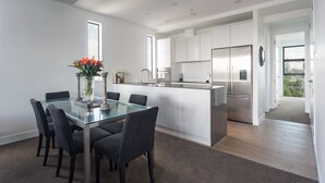 Unclassified image, 5 of 17, button - Toodle's Panoramic Views, Style and a great location (Auckland)