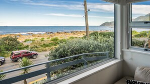 Beach/ocean view - Toodle's Discover NZ's best-kept secret, on Island Bay (Wellington)