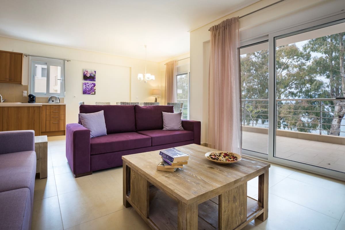 Premium suite, 3 slaapkamers, uitzicht op zee (Lotos) | Woonruimte | Een flatscreentelevisie