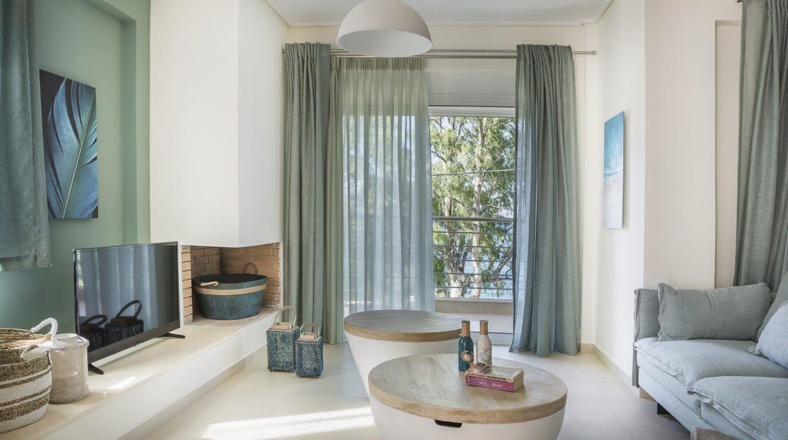 Suite Deluxe, 3 habitaciones, vista al mar (Ammos) | Sala de estar | Televisión de pantalla plana 