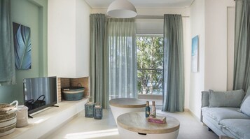 Suite Deluxe, 3 habitaciones, vistas al mar (Ammos) | Sala de estar | Una televisión de pantalla plana