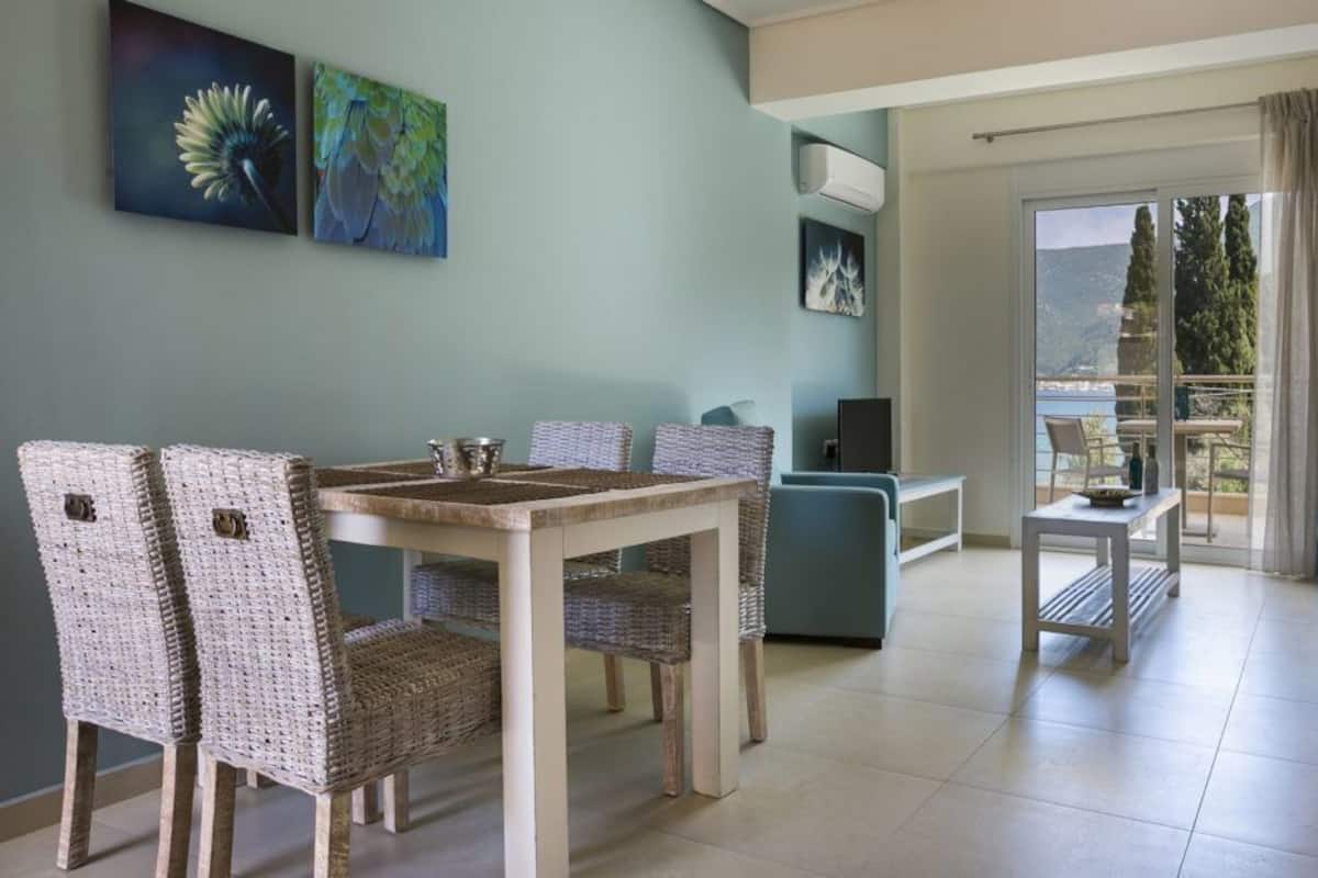 Junior suite, 1 slaapkamer, uitzicht op zee (Levanda) | Woonruimte | Een flatscreentelevisie