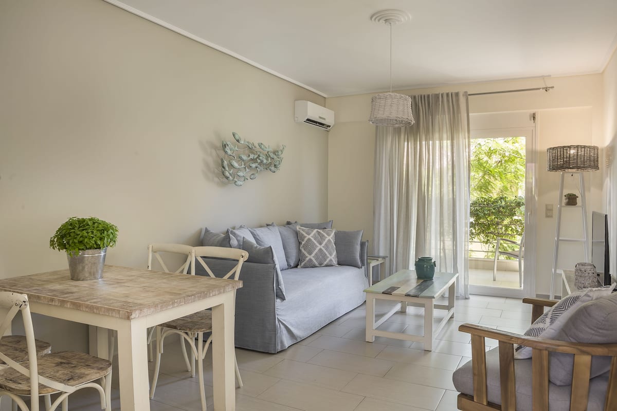 Deluxe suite, 2 slaapkamers, uitzicht op tuin (Thalassa) | Dineren in de kamer