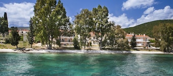 Meliti Waterfront Suites
