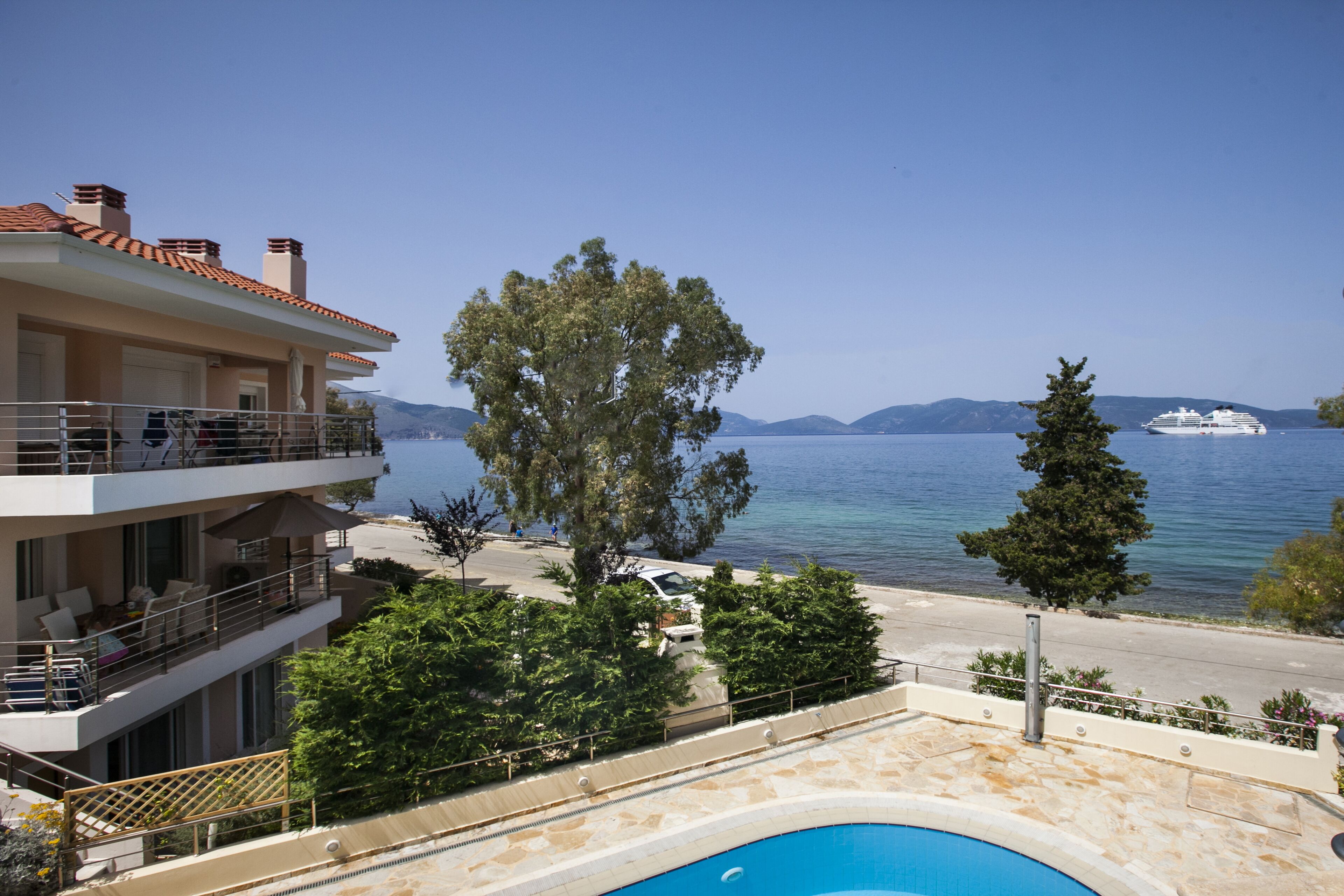 Ein Hotel mit Pool, Balkon und Meerblick.