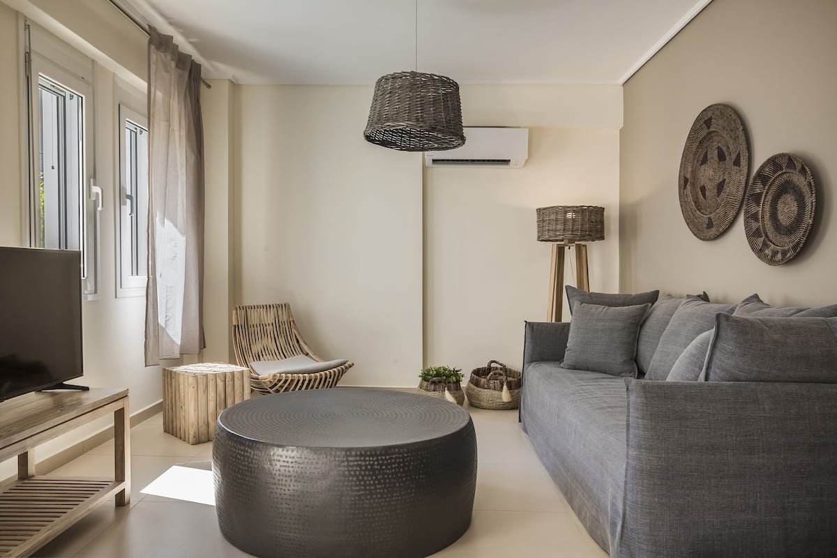 Junior suite, 1 slaapkamer, uitzicht op tuin (Canella) | Woonkamer | Een flatscreentelevisie