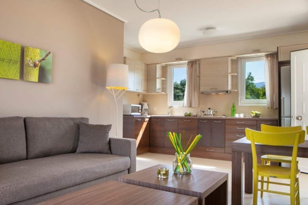 Junior suite, 1 slaapkamer, uitzicht op tuin (Hyacinth) | Woonruimte | Een flatscreentelevisie