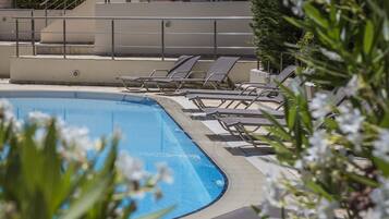 Ulkouima-allas, aurinkovarjoja, aurinkotuoleja