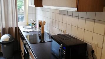 Basic Apartment | Private kitchen | Fridge, microwave, oven, stovetop