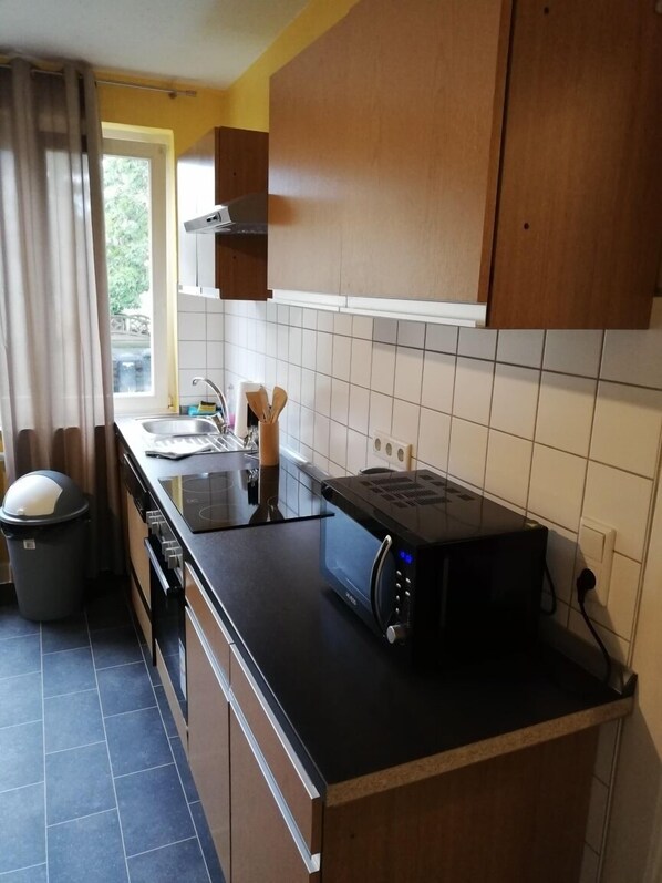 Departamento básico | Cocina privada | Refrigerador, microondas, horno y parrilla de estufa 