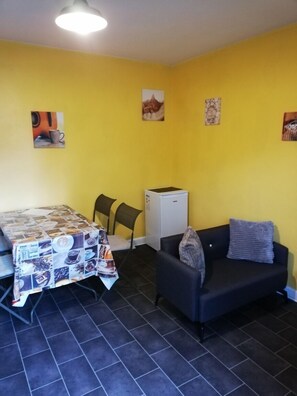 Appartamento Basic | Cucina privata | Frigorifero, microonde, forno, piano cottura