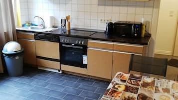 Basic Apartment | Private kitchen | Fridge, microwave, oven, stovetop