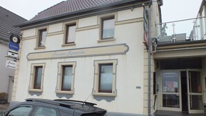 Front of property - Dreibettappartement - Monteurswohnung (Leverkusen)