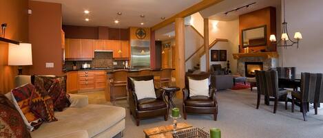 Televisión, chimenea y oficina