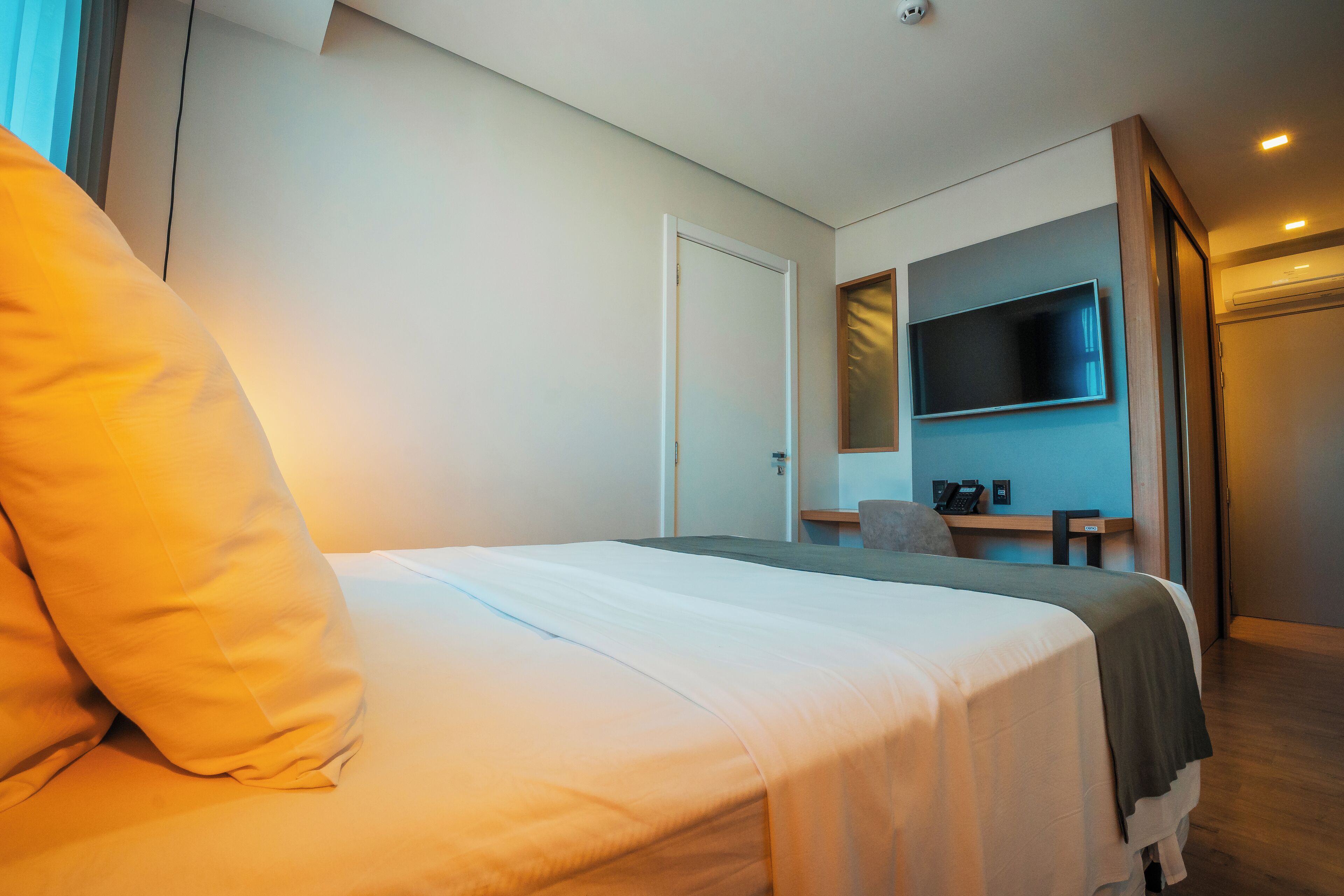 in-room safe, desk, laptop workspace, blackout curtains