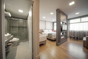 Tremannsrom – deluxe | Safe på rommet, skrivebord og skrivebord for bærbar PC