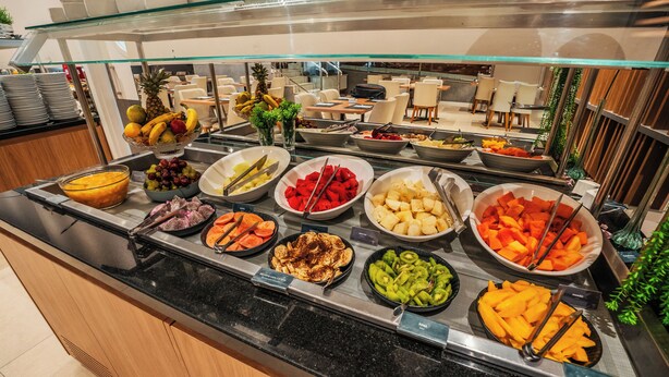 Un bufé con diversas frutas y verduras.