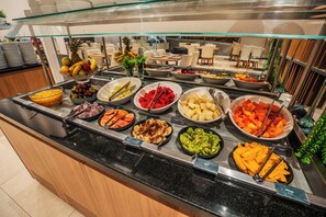 Un bufé con diversas frutas y verduras.