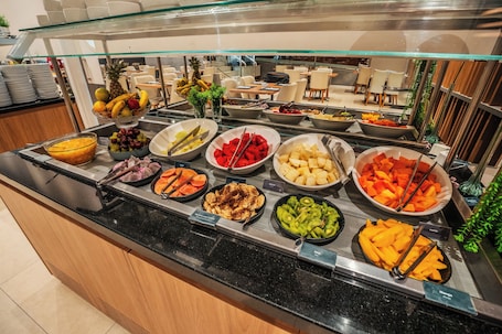 Free daily buffet breakfast. Laghetto Estação