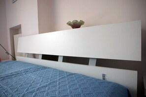Habitació doble urbana (Greta) | Roba de llit d'alta qualitat, minibar i decoració individual 