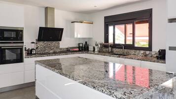 Réfrigérateur, plaque de cuisson, lave-vaisselle, cafetiÚre/bouilloire