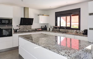 Réfrigérateur, plaque de cuisson, lave-vaisselle, cafetière/bouilloire